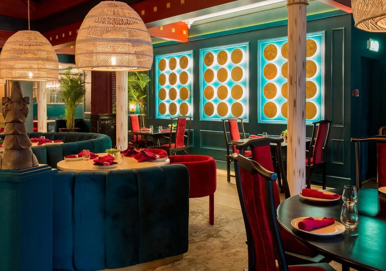 Dusit Thani Dubái 5*,